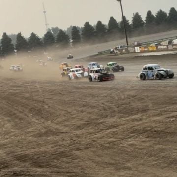 Only HALF the Legend Cars slingin’ dirt at Dacotah Speedway?? #INEX